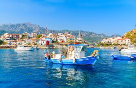 De haven van Kokkari op Samos