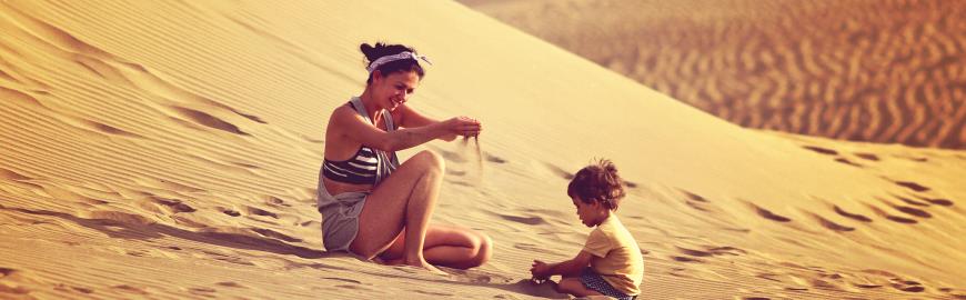 Moeder en kind in de Dunas de Maspalomas, Gran Canaria