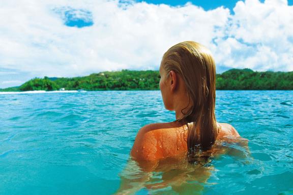 Vrouw in zee - Jamaica